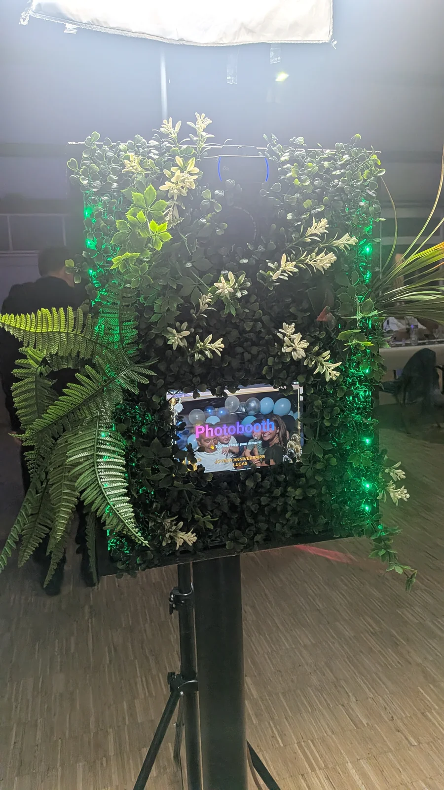 La véritable borne photobooth en bois chice en soirée avec LEDs d'ambiance
